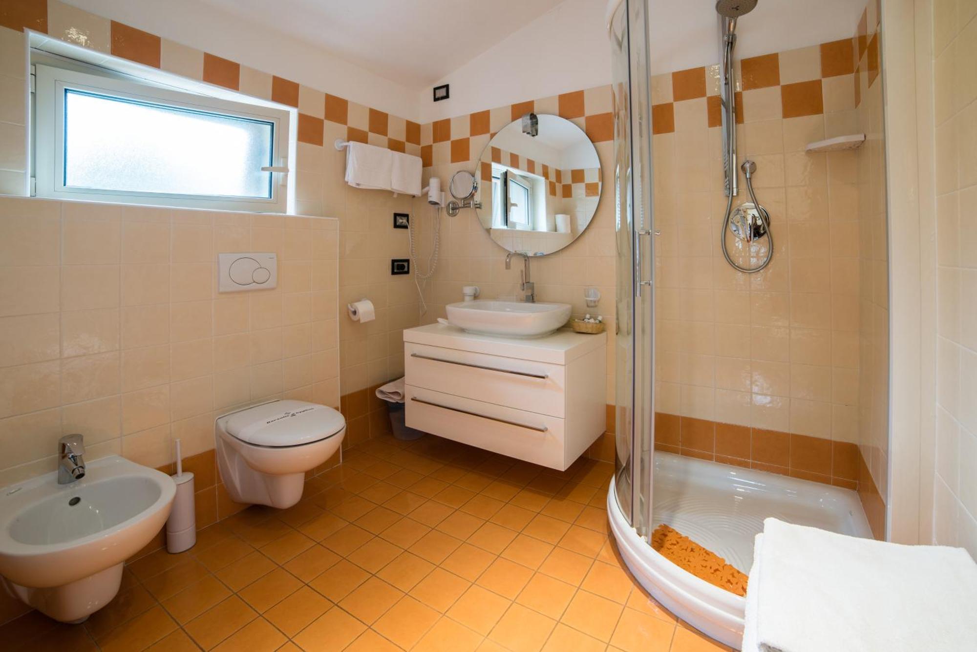 Albergo Milano Snc Lanzo dʼIntelvi エクステリア 写真