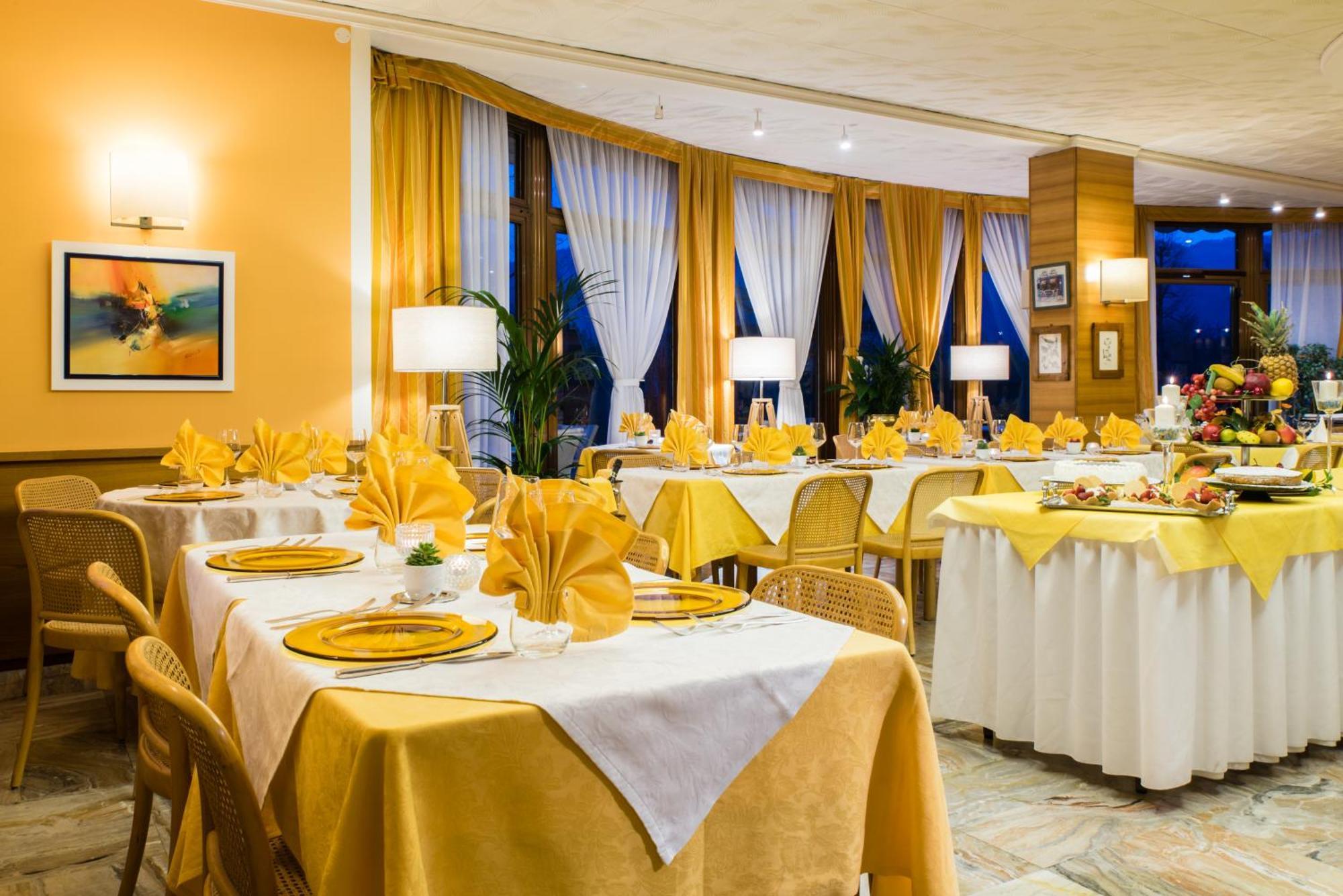 Albergo Milano Snc Lanzo dʼIntelvi エクステリア 写真